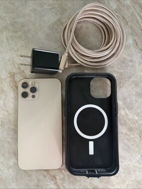 UNLOCKED APPLE IPHONE 12 PRO WITH OTTER CASE/POP SOCKET & BRAND NEW CABLE!